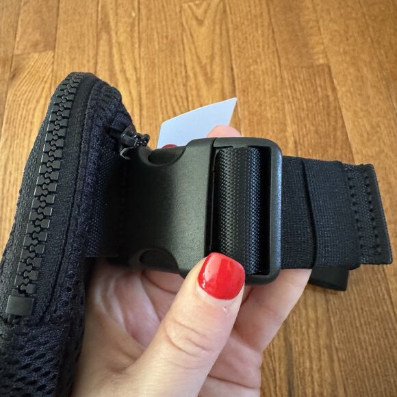 Lululemon Everywhere Belt Bag Black Knit Mesh 1L Fanny Pack Crossbody Purse NWT - Picture 14 of 15